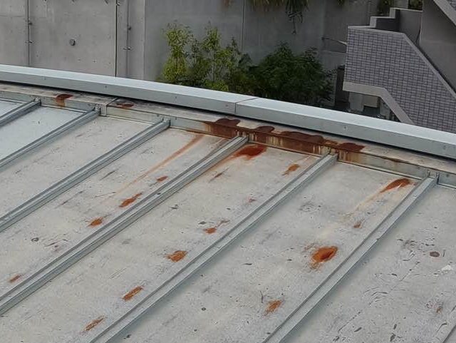 福岡市中央区の錆が目立つ金属屋根