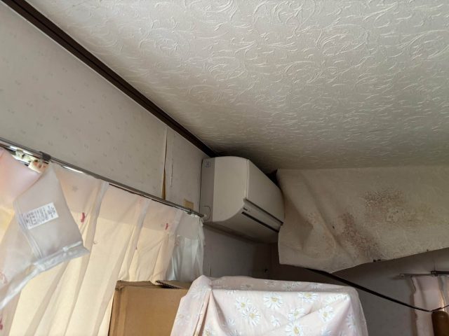 福岡市中央区の天井の壁紙が剥がれた部屋