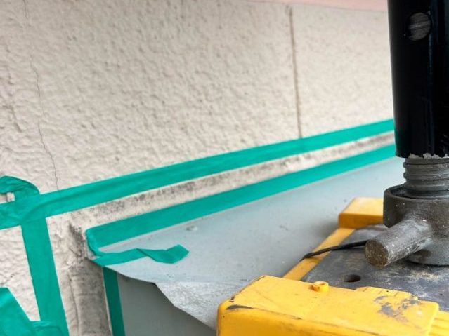 糸島市にて外壁塗装前に雨漏りの要因と思われる劣化した窓枠のコーキングを補修