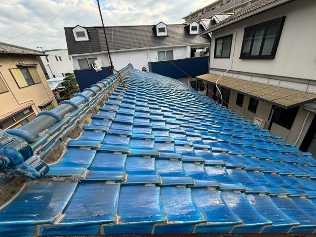 福岡市博多区にて屋根の雨漏り調査。瓦の穴あき、欠け、防水シートの腐食が原因と判明