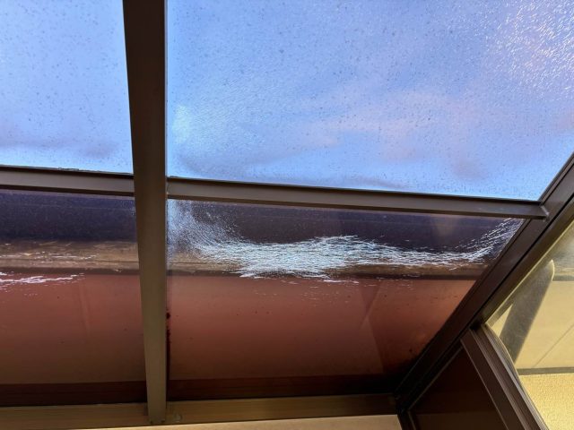 糸島市にて飛散物の衝撃で破損したサンルームの雨漏り調査で劣化も確認