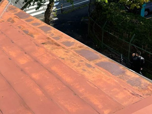 福岡市西区の表面が剥がれかけた金属屋根