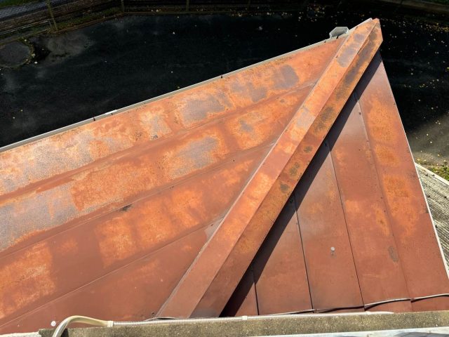 福岡市西区で天井や壁に雨染み。錆びた金属屋根に劣化症状！プロが現地で徹底調査