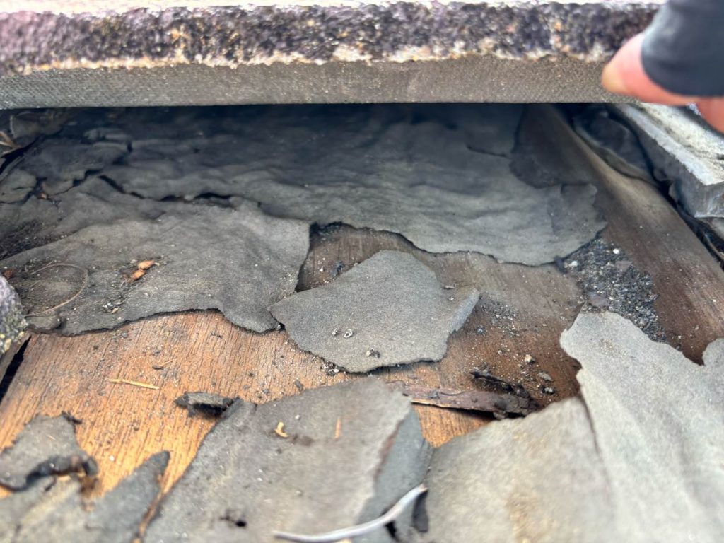 破れた防水シート