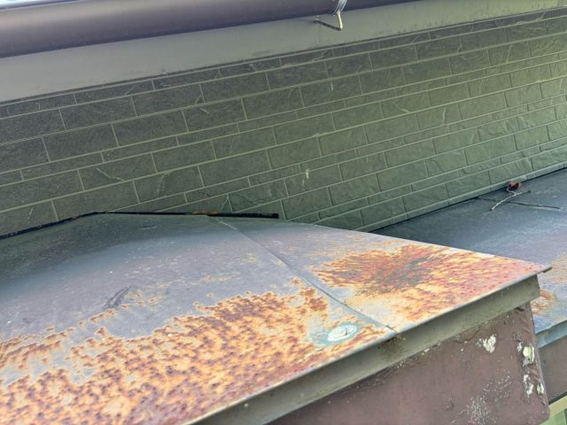 志免町のひどく錆びた差し掛け屋根