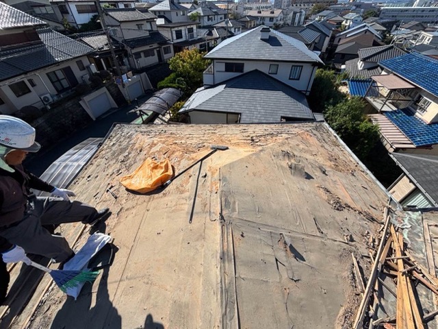 福岡市東区の屋根葺き替え工事、既存屋根の撤去