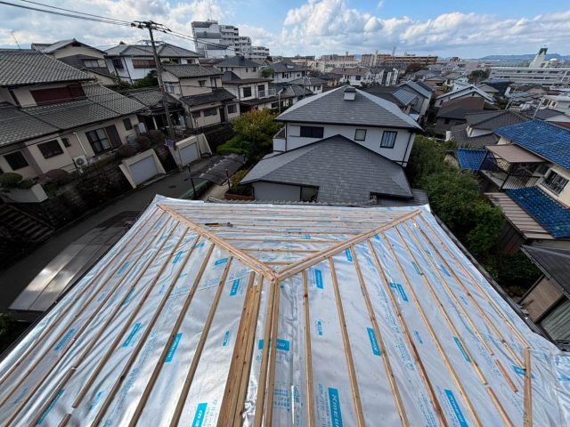 福岡市東区にて台風で壊れた瓦屋根の雨漏り修理。ルーフィング（防水紙）敷設の重要性について