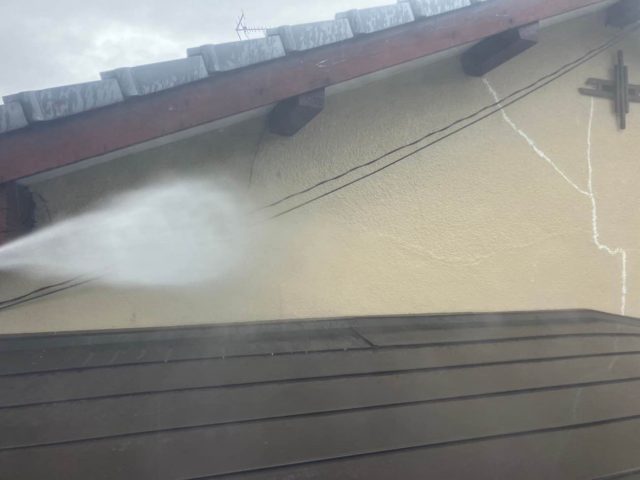 粕屋町の外壁の高圧水洗浄の様子