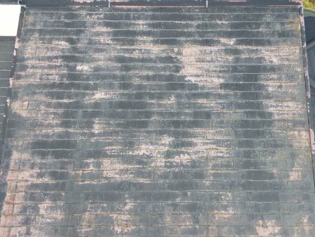 大野城市で黒色の屋根がピンクのまだら模様に…カバー工法で屋根修理の洗浄作業