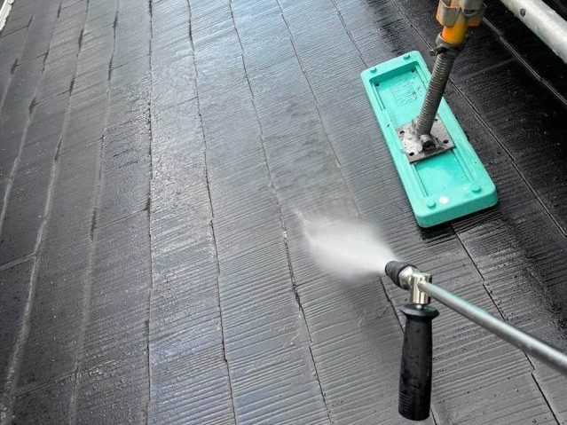 福岡市西区の高圧水で汚れを落としているところ