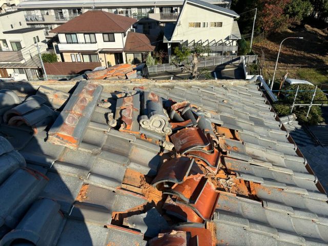 福岡市中央区にてひび割れ・欠け・破損が多発していた屋根の改修工事にともなう瓦の撤去