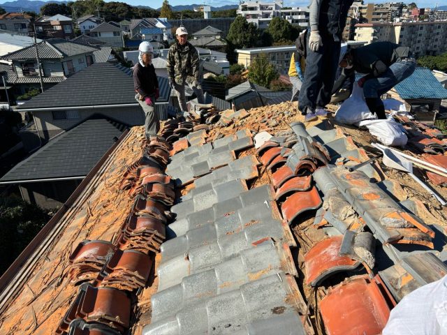 福岡市中央区で撤去されていく屋根の瓦