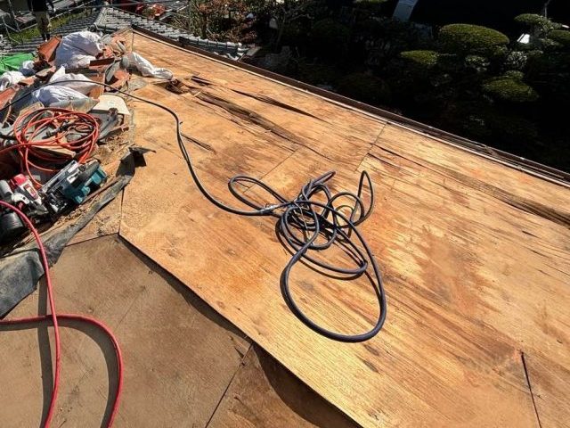 福岡市中央区で瓦が退かされあらわになった野地板