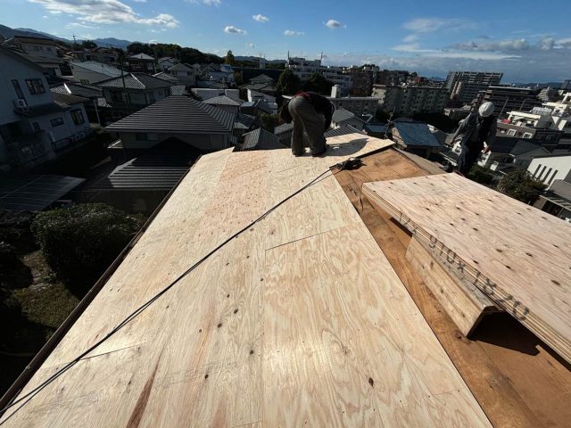 福岡市中央区で野地板を新設する職人