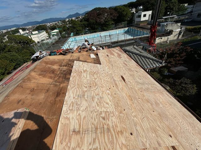 福岡市中央区で新しい野地板を設置している様子