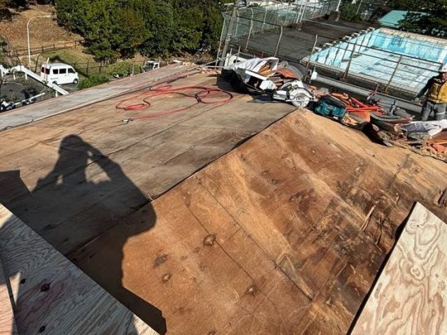 福岡市中央区で剥き出しになった古い野地板