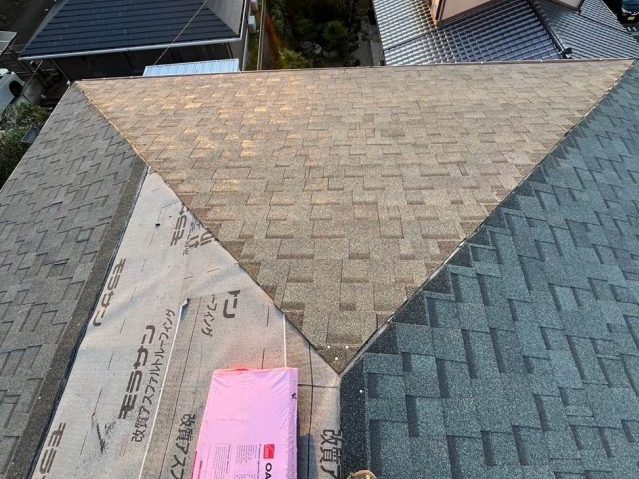 福岡市中央区の葺き替え工事で設置が進むオークリッジスーパー