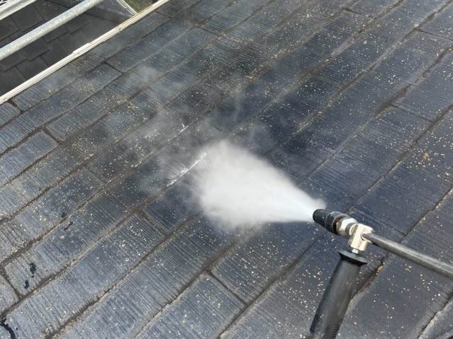 福岡市西区のカバー工事で洗浄中の屋根