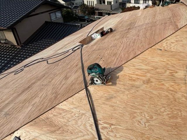 福岡市中央区で新しい野地板に交換された屋根