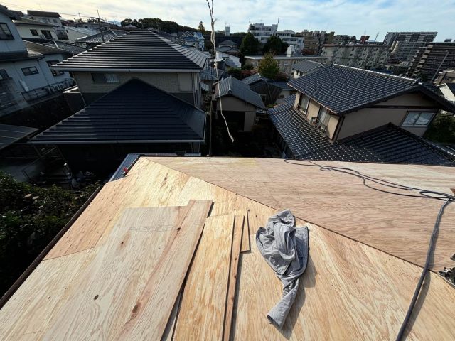 福岡市中央区にて重い瓦から軽い屋根へのリフォームにともない新しい野地板を施工