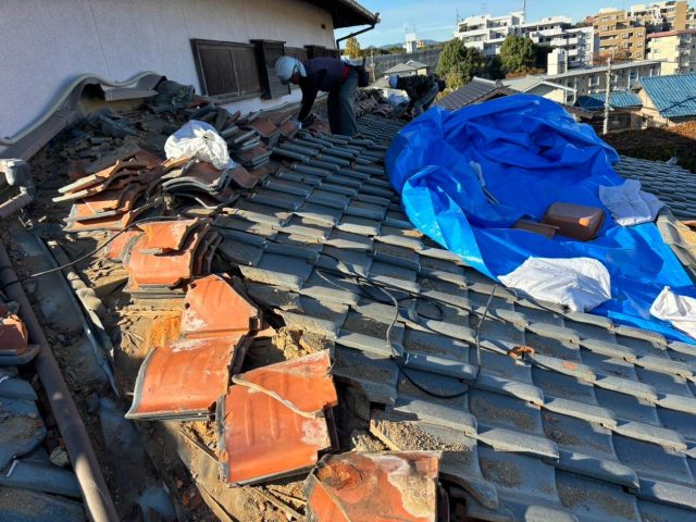 福岡市中央区で瓦の撤去作業を進める職人