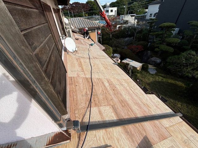 福岡市中央区で野地板が新しくなった差し掛け屋根