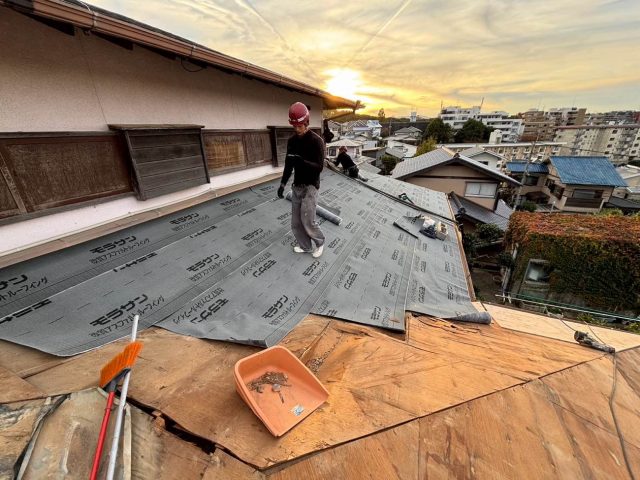 福岡市中央区で防水紙を敷いていく職人