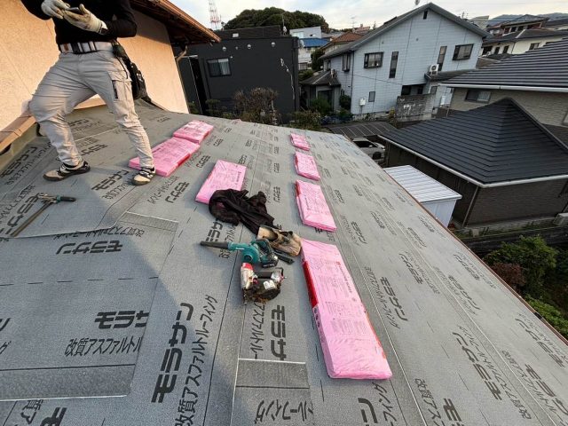 福岡市中央区にて屋根工事における高性能防水シート「改質アスファルトルーフィング」の敷設