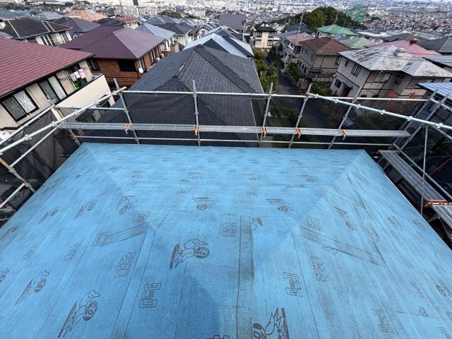 福岡市西区にて屋根カバー工法におけるルーフィングの重ね張りと瓦桟木の設置