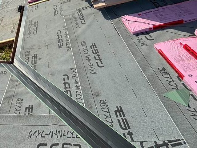 福岡市中央区の葺き替えにおける谷板金の新設