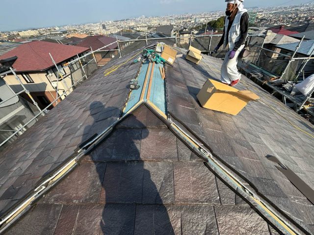 福岡市西区で屋根工事を行う職人