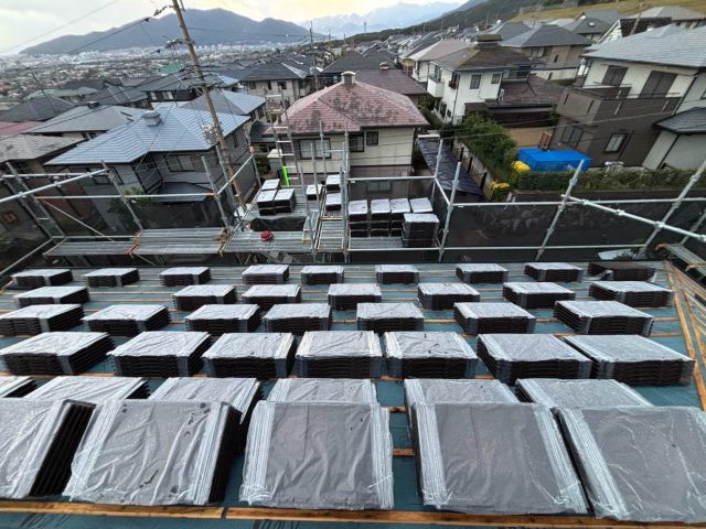 福岡市西区の設置が進められる軽量瓦「ルーガ」