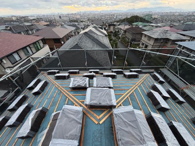 福岡市西区の桟木の上に準備される屋根材「ルーガ」