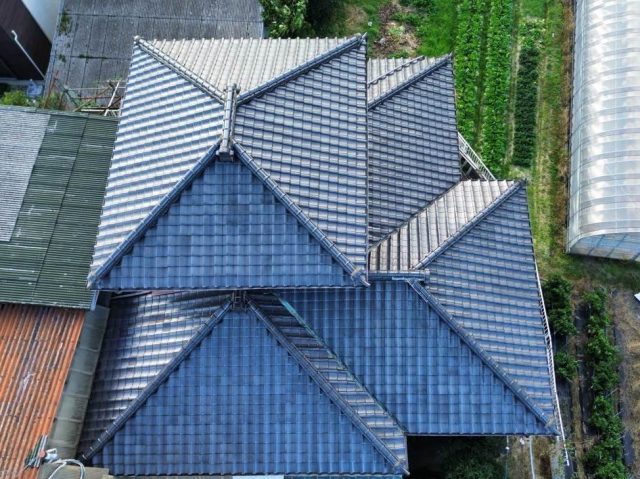 春日市の瓦屋根にて谷板金の劣化と棟瓦のずれが原因で雨漏りしていたお宅の調査