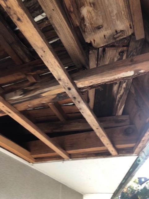 福岡市中央区の屋根工事、腐食した木材