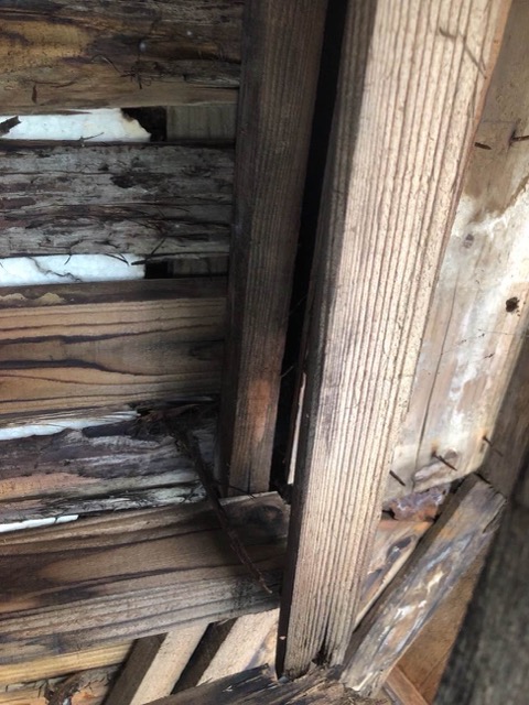 福岡市中央区の屋根工事、腐食した木材