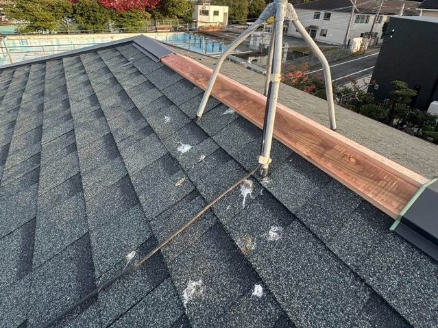 福岡市中央区にて棟板金工事の下地となる貫板