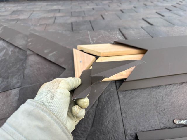 福岡市西区で設置する棟板金を持つ職人