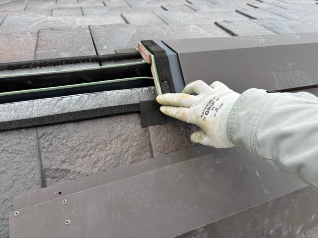 福岡市西区ですき間をふさぐ棟板金の設置