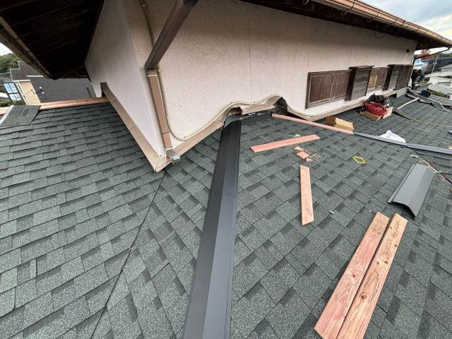 福岡市中央区の棟板金の施工が進む屋根
