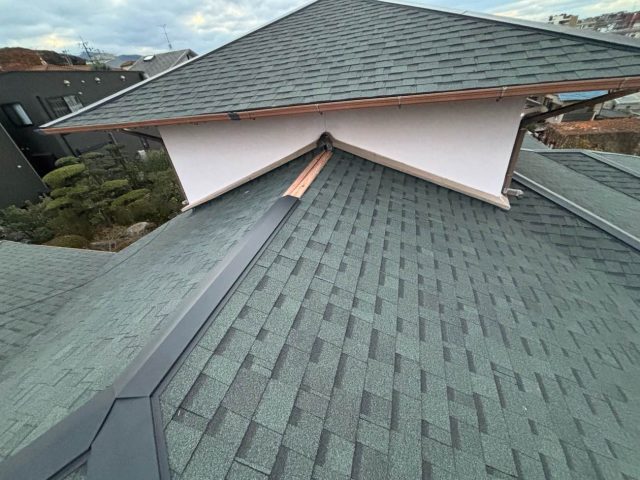 福岡市中央区の屋根の板金工事中