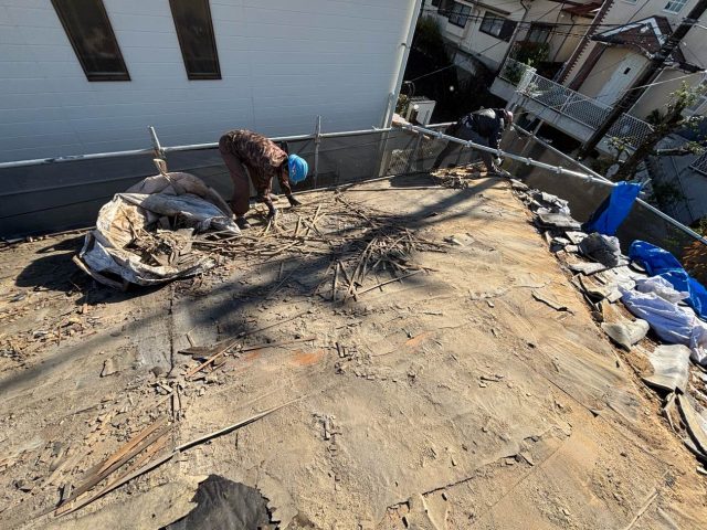 福岡市南区の葺き替え工事における瓦の取り外し