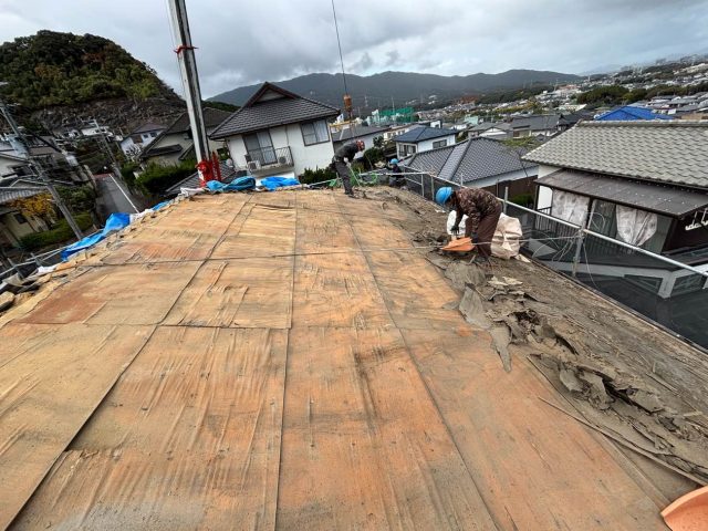 福岡市南区で防水紙を剥がす職人