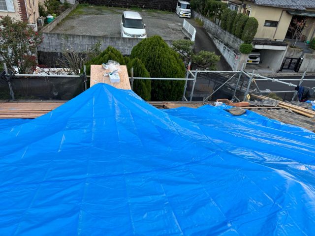 福岡市南区の降雨対策にブルーシートを覆った屋根