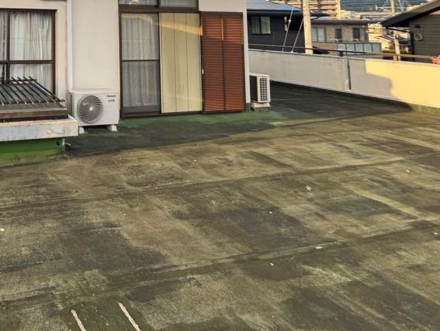 福岡市西区の住宅屋上の劣化した防水層