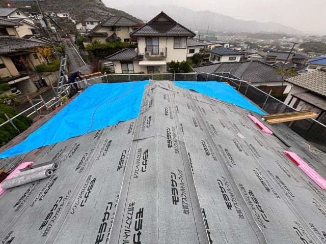 福岡市南区にて屋根リフォームにともなう防水機能の高い「改質アスファルトルーフィング」の設置