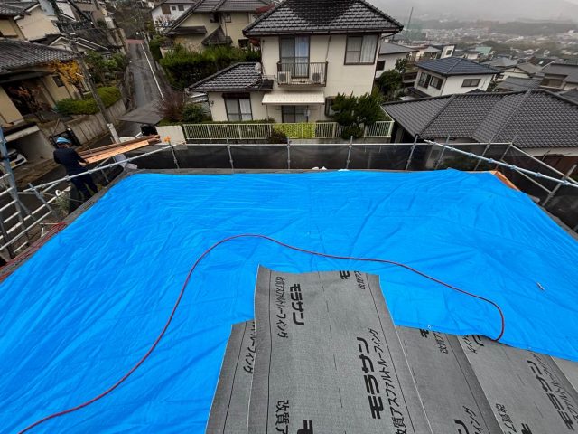 福岡市南区の防水シートに被せたブルーシート