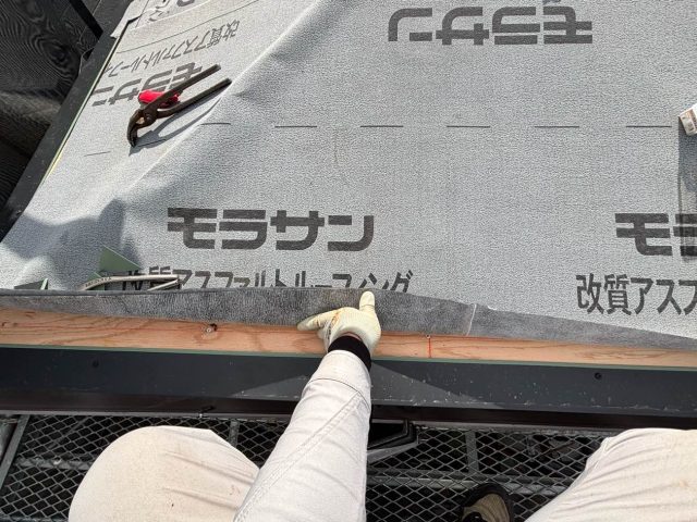 福岡市南区の防水紙を設置する職人