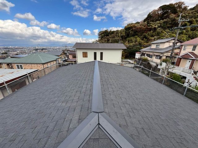 福岡市南区にて棟板金を設置して完成したアスファルトシングル屋根で雨漏りを解消