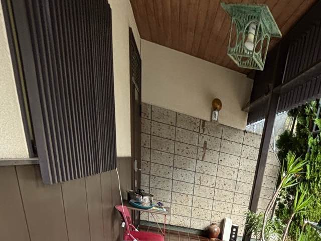 福岡市南区で雨漏り調査を行った住宅の玄関周り